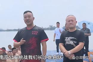 国门刘殿座社媒晒照，手放耳后摆出“倾听”造型